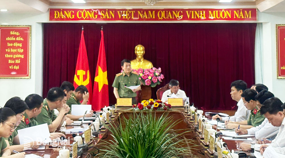 Thượng tướng Lương Tam Quang, Ủy viên Trung ương Đảng, Thứ trưởng Bộ Công an trao đổi tại buổi kiểm tra tại Tỉnh ủy Đồng Nai về thực hiện Chỉ thị 12-CT/TW của Bộ Chính trị