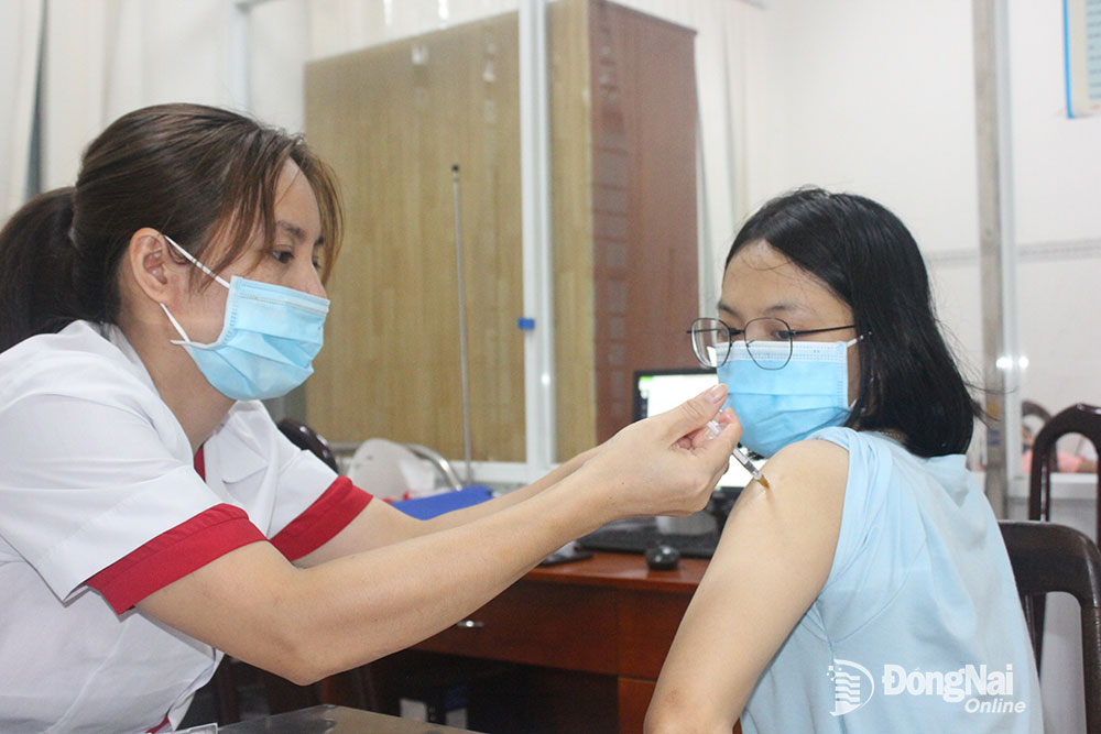 Tiêm vaccine phòng bệnh cho người dân tại Trung tâm Kiểm soát bệnh tật tỉnh