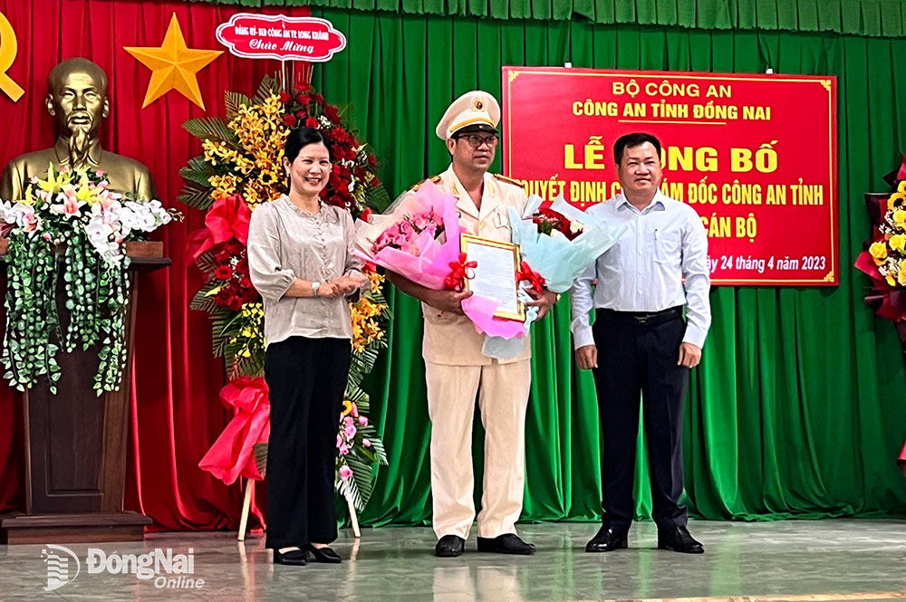 Lãnh đạo TP.Long Khánh chúc mừng trung tá Nguyễn Thế Hưng