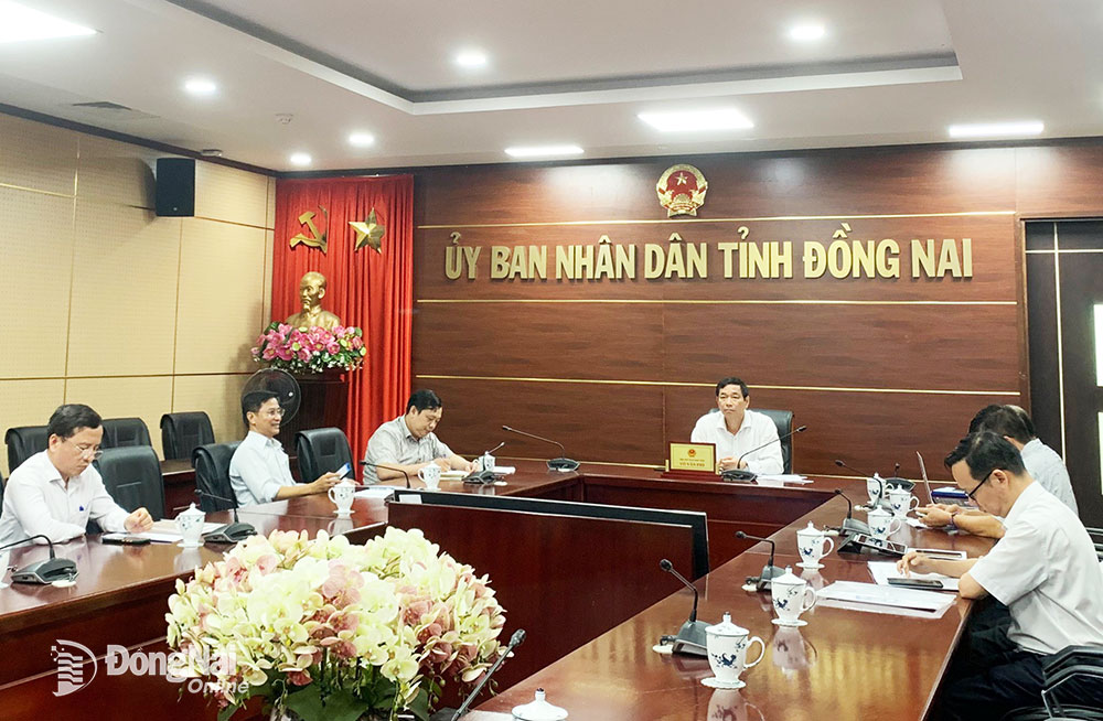 Phó chủ tịch UBND tỉnh Võ Văn Phi chủ trì tại điểm cầu Đồng Nai. Ảnh: B.Nguyên