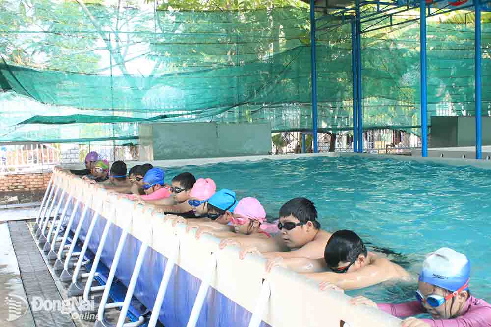Các em học sinh Trường tiểu học Lê Văn Tám (TP.Biên Hòa) học bơi tại trường