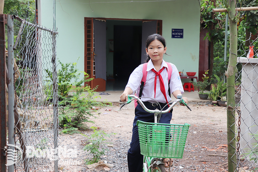 Nhờ được tặng xe đạp nên em Lý Thanh Hương có thể tự đi học