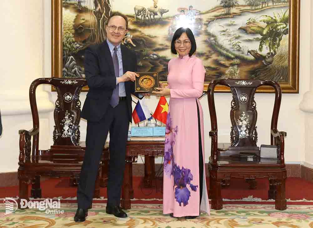 Ông Gennady Stepanovich Bezdetko, đại sứ đặc mệnh toàn quyền Liên bang Nga tại Việt Nam tặng quà cho Phó chủ tịch UBND tỉnh Nguyễn Thị Hoàng nhân dịp đến chào xã giao