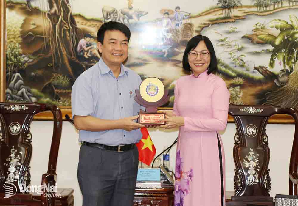 Phó chủ tịch UBND tỉnh Nguyễn Thị Hoàng tặng quà cho ông Trần Chí Thành, Viện trưởng Viện Năng lượng nguyên tử Việt Nam nhân dịp đến chào xã giao.