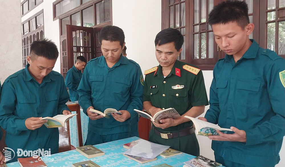 Đại tá Bùi Văn Sỹ và cán bộ chiến sĩ lực lượng vũ trang tỉnh tham quan gian trưng bày đọc sách trong ngày khai mạc