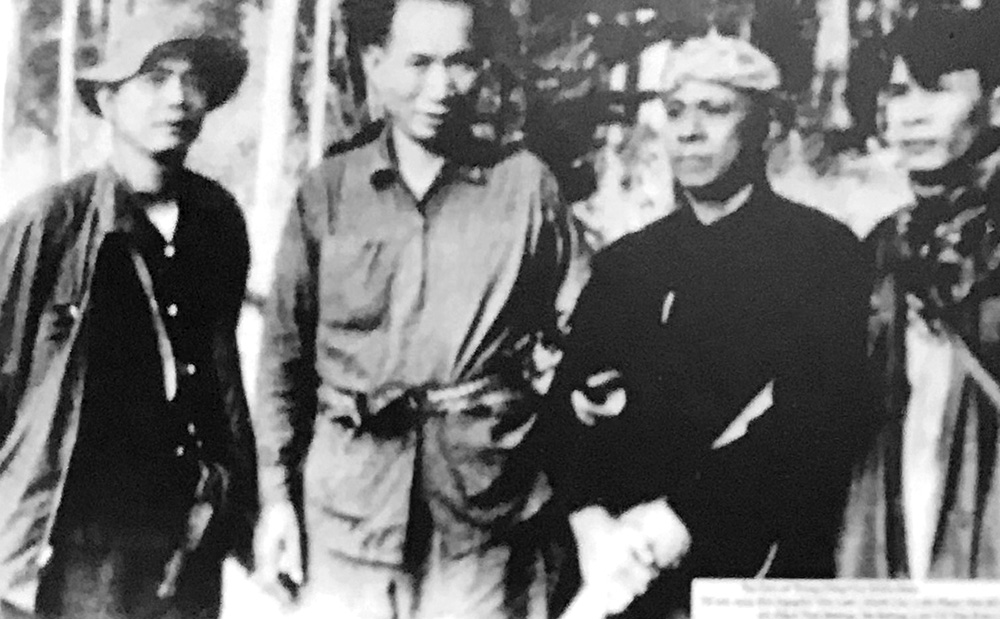 Đồng chí Võ Văn Kiệt cùng các đồng chí Nguyễn Văn Linh, Phạm Văn Xô, Phạm Thái Bường tại Căn cứ Trung ương Cục miền Nam, năm 1968