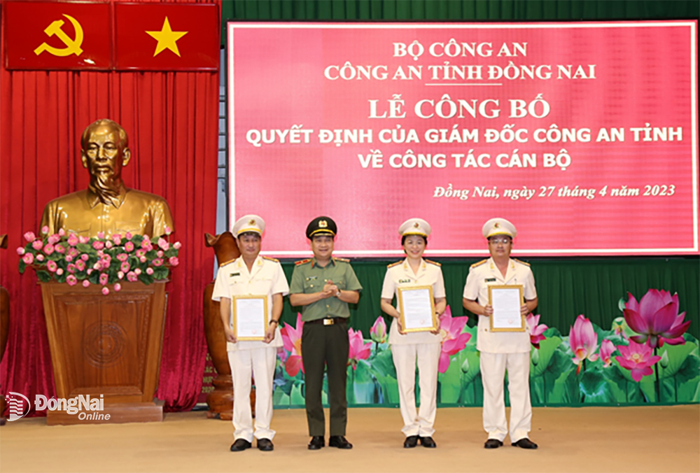 Thiếu tướng Nguyễn Sỹ Quang, Ủy viên Ban TVTU, Bí thư Đảng ủy, Giám đốc Công an tỉnh trao quyết định điều động 3 đồng chí giữ chức vụ Trưởng cấp phòng và Công an H.Tân Phú.