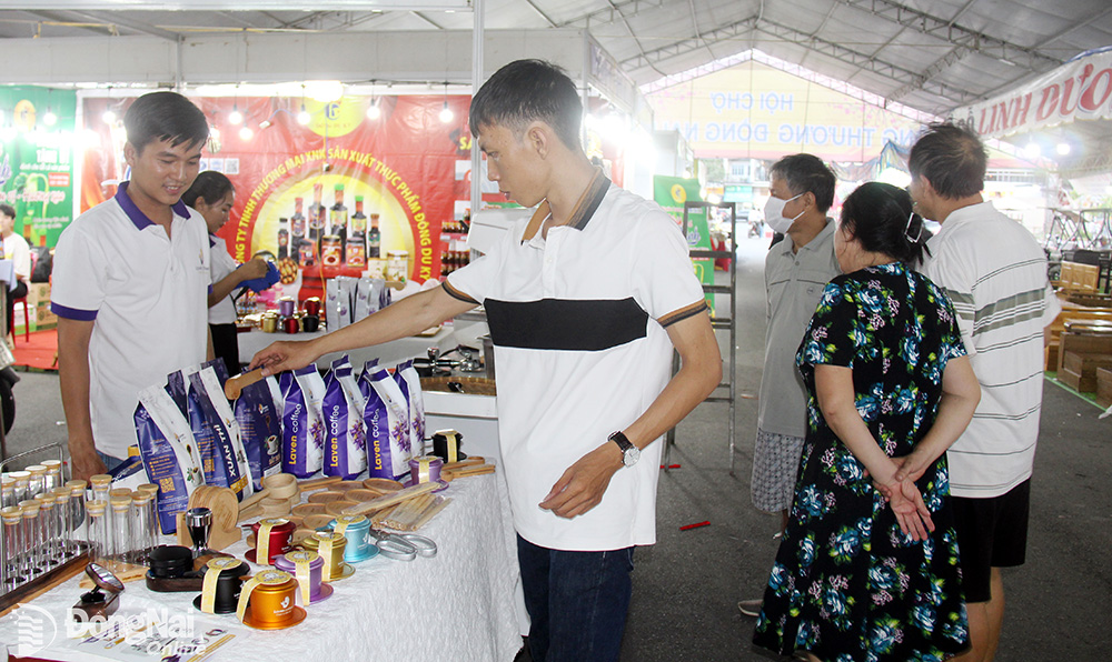 Người tiêu dùng tham quan các gian hàng đặc sản, sản phẩm địa phương của Đồng Nai tại hội chợ
