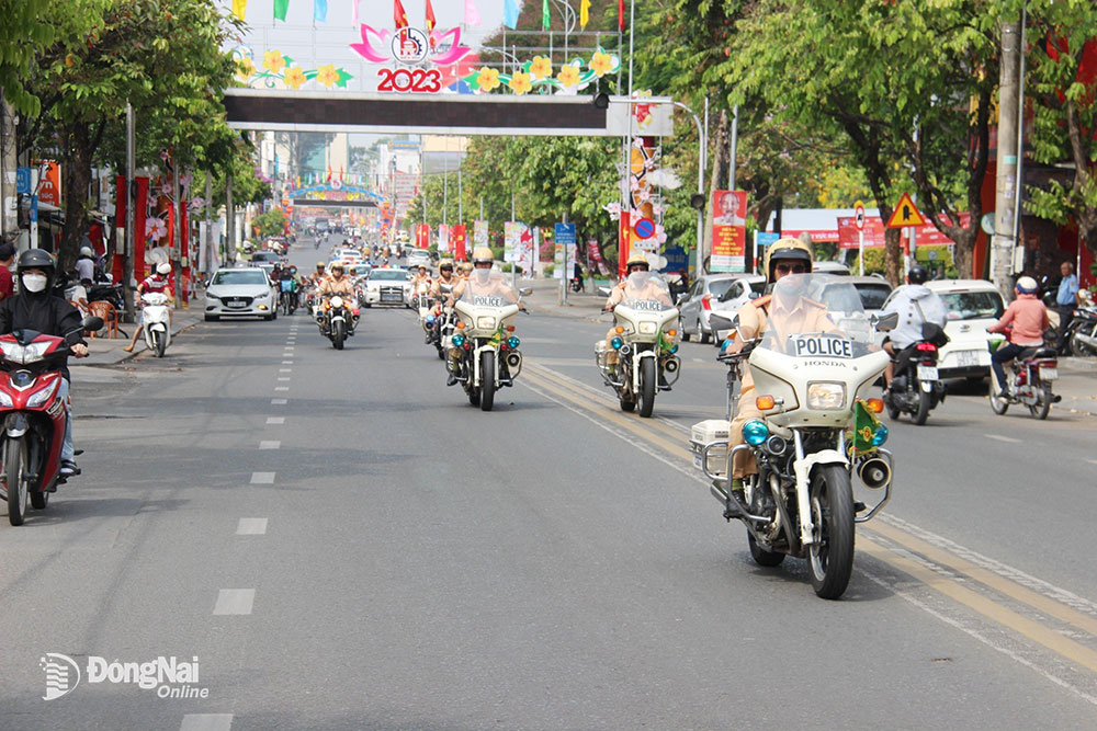 Các tổ tuần tra đảm bảo trật tự an toàn giao thông diễu hành qua tuyến đường 30-4 (TP.Biên Hòa)