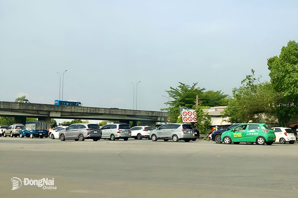 Quốc lộ 51 đoạn vòng xoay đường dẫn lên đường cao tốc TP.HCM - Long Thành - Dầu Giây hướng về tỉnh Bà Rịa - Vũng Tàu lượng xe bắt đầu dồn ra đông đúc. Ảnh: Đăng Tùng.