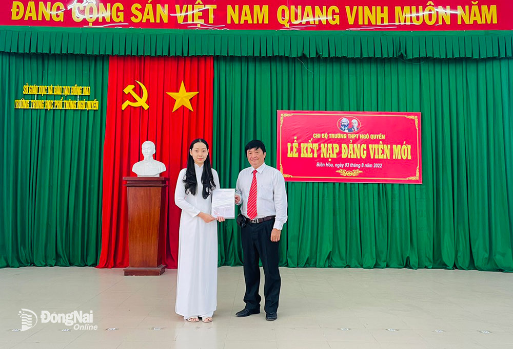 Kết nạp Đảng cho học sinh ở Trường THPT Ngô Quyền, TP.Biên Hòa, năm 2022.