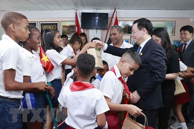 NA Chairman Vuong Dinh Hue presents gifts to Vietnam-Cuba friendship school.