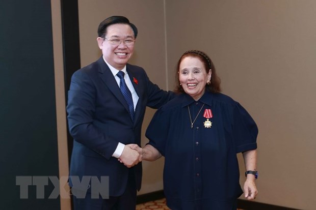 NA Chairman Vuong Dinh Hue and  President of the Argentina-Vietnam Culture Institute Poldi María Sosa.