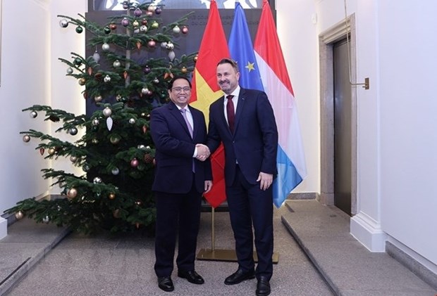 Prime Minister Pham Minh Chinh (L) and his Luxembourg counterpart Xavier Bettel.