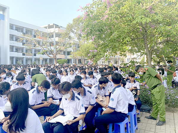 Nhiều học sinh Trường THPT Long Thành (H.Long Thành) tỏ ra rất hào hứng khi được cán bộ, chiến sĩ Công an huyện hướng dẫn về tiện ích của ứng dụng VneID
