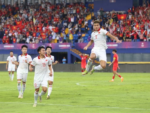 Nguyen Van Tung celebrates after opening the scoreline for the second consecutive match. (Photo: VNA)