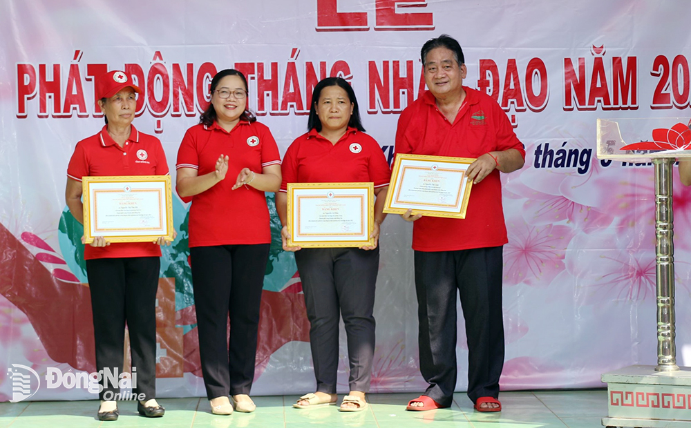 Các tập thể, cá nhân của TP.Long Khánh nhận bằng khen của Hội Chữ thập đỏ Việt Nam vì có đóng góp tích cực trong công tác từ thiện nhân đạo năm 2022