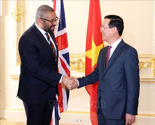 State President Vo Van Thuong (R) and  UK Secretary of State for Foreign, Commonwealth and Development Affairs James Cleverly. 