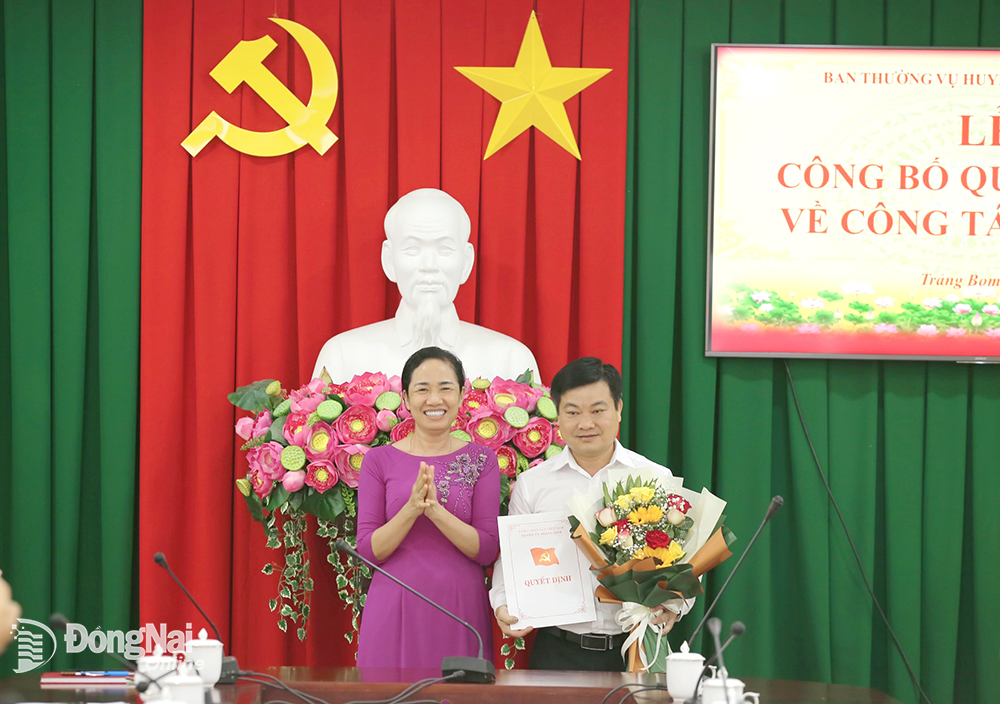 Phó Bí thư Thường trực Huyện ủy Trảng Bom trao quyết định cho đồng chí Nguyễn Lương Chung