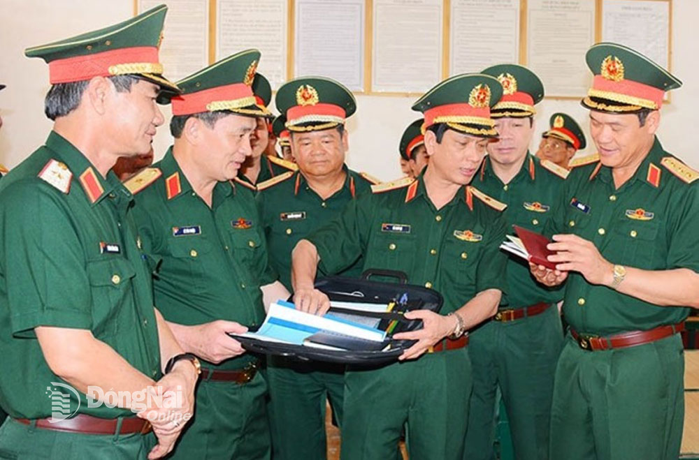 Thượng tướng Vũ Hải Sản (ngoài cùng bìa phải) kiểm tra đơn vị quản lý học viên
