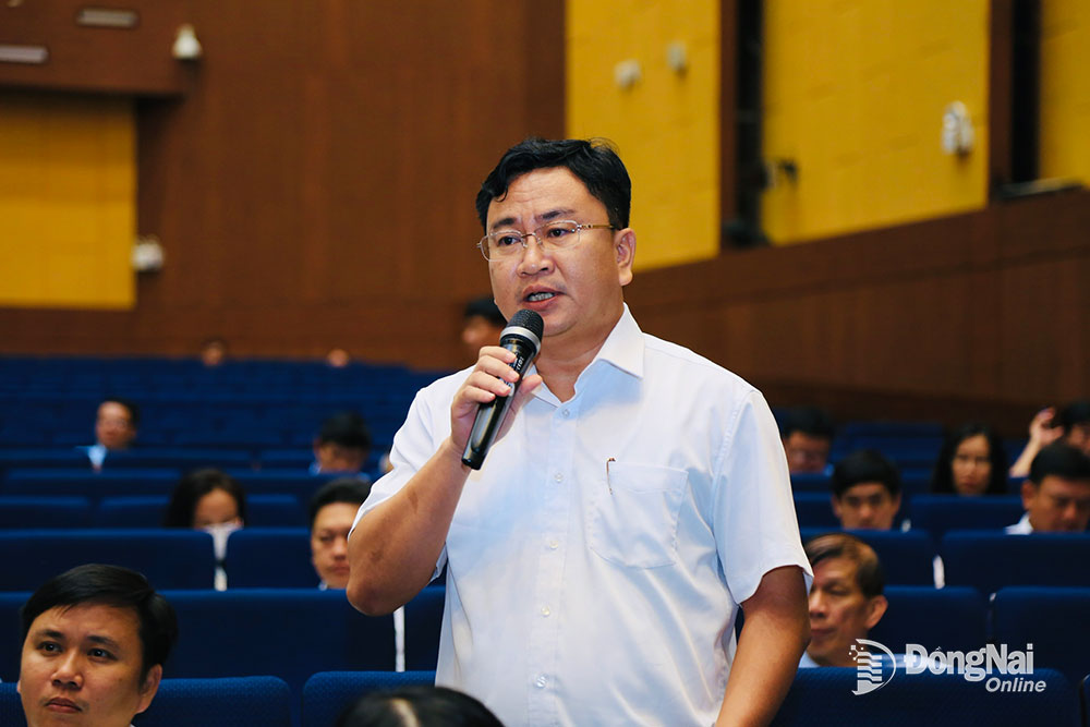 Tổng biên tập Báo Đồng Nai Đào Văn Tuấn trao đổi với chủ tọa hội nghị về công tác chuẩn bị hướng đến kỷ niệm 100 năm Ngày Báo chí cách mạng Việt Nam sẽ diễn ra vào tháng 6-2025