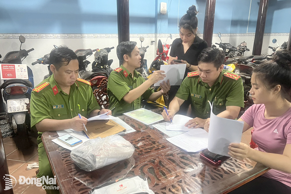 Tổ kiểm tra Công an tỉnh tiến hành kiểm tra một cơ sở cầm đồ tại H.Long Thành