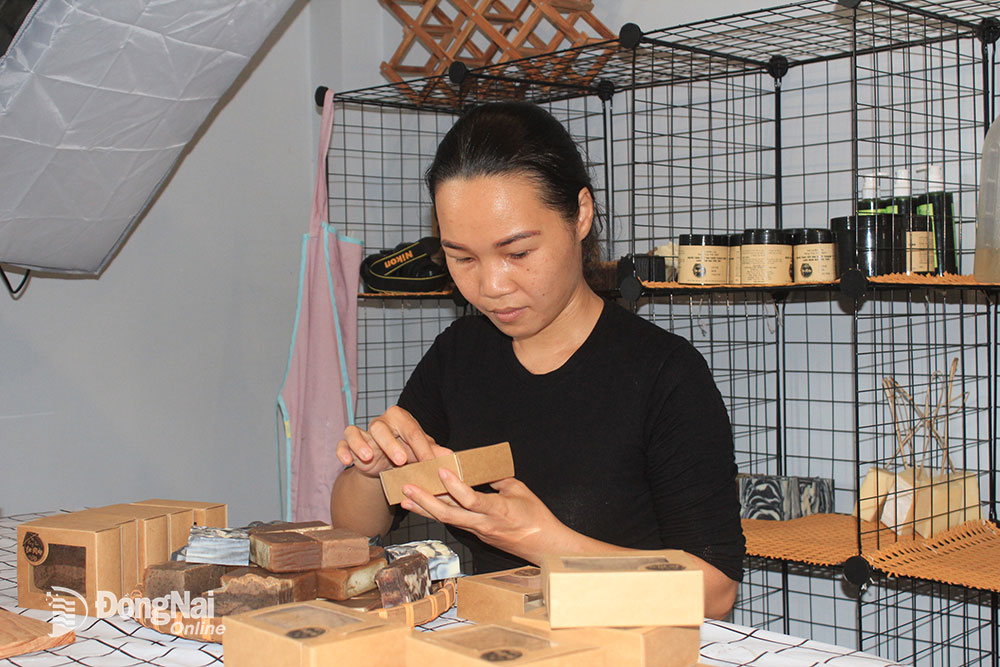Chị Phan Thị Thu Hà chăm chút từng sản phẩm từ khâu sản xuất đến đóng gói. Ảnh: N.Sơn