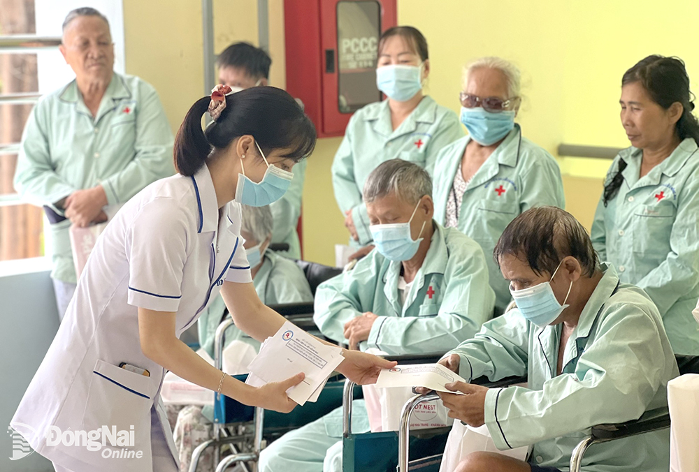 Điều dưỡng Bệnh viện Da liễu Đồng Nai tặng quà cho các bệnh nhân (ảnh: BVCC)