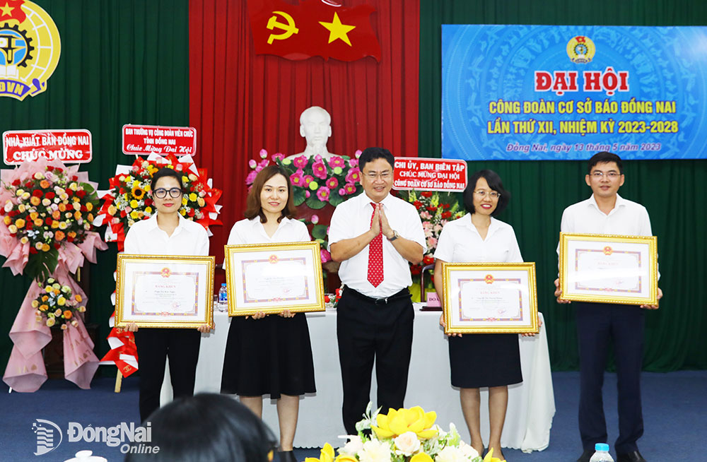 Tổng biên tập Báo Đồng Nai Đào Văn Tuấn trao bằng khen của UBND tỉnh cho các công đoàn viên xuất sắc.
