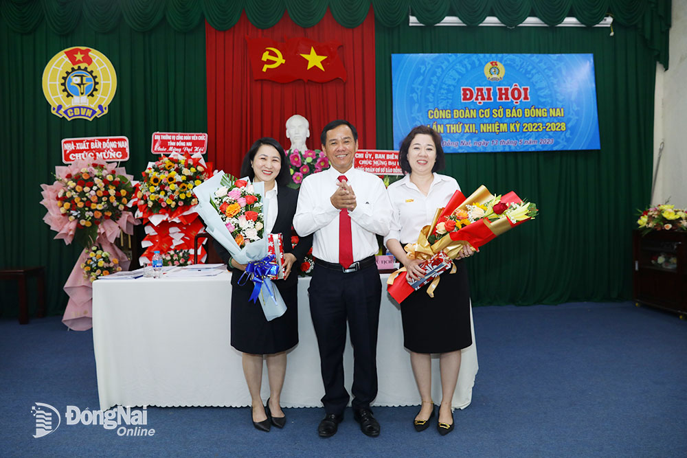 Chủ tịch công đoàn cơ sở Báo Đồng Nai Đinh Kim Tuấn (giữa) tặng hoa, quà cho các Ủy viên Ban chấp hành công đoàn cơ sở Báo Đồng Nai khóa 11 không tham gia ban chấp hành nhiệm kỳ mới