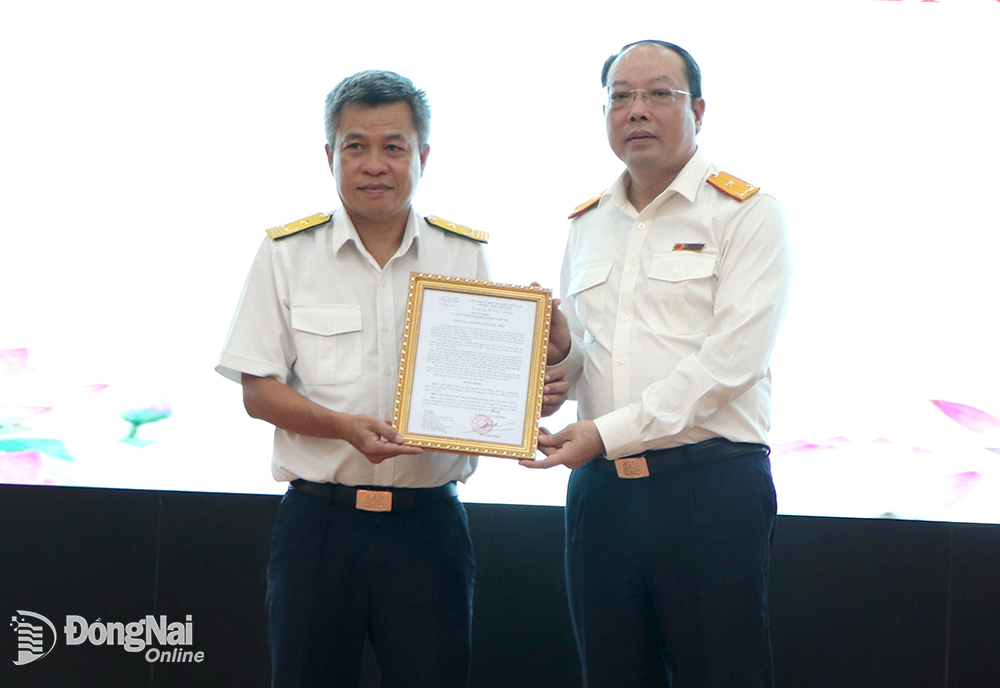  Phó tổng cục trưởng Tổng cục Thuế Vũ Xuân Bách trao quyết định bổ nhiệm Cục trưởng Cục thuế tỉnh cho ông Nguyễn Toàn Thắng.