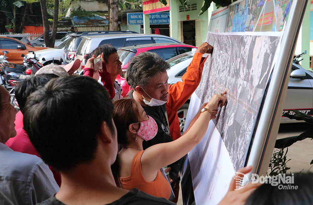 Người dân P.Phước Tân (TP.Biên Hòa) tìm hiểu sơ đồ hướng tuyến dự án Đường cao tốc Biên Hòa - Vũng Tàu