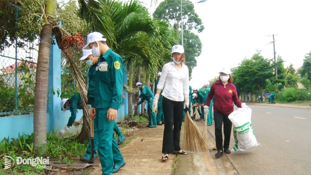 Ra quân dọn dẹp vệ sinh môi trường dọc theo các tuyến đường trục chính trên địa bàn xã Bình Lộc