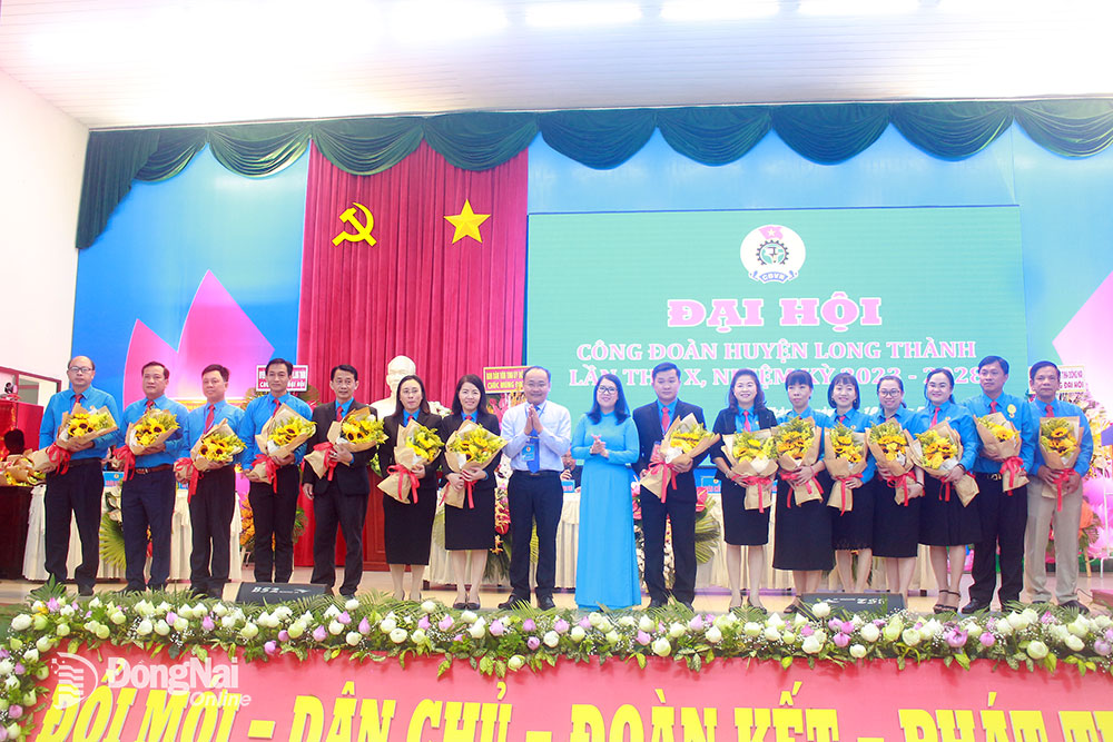 Chủ tịch Liên đoàn Lao động tỉnh Nguyễn Thị Như Ý và lãnh đạo huyện tặng hoa chúc mừng Ban chấp hành Công đoàn H.Long Thành nhiệm kỳ 2023-2028
