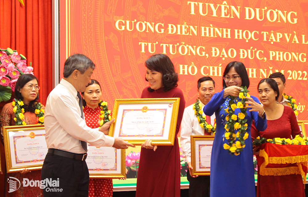 Phó bí thư thường trực Tỉnh ủy Hồ Thanh Sơn và Phó chủ tịch UBND tỉnh Nguyễn Thị Hoàng trao khen thưởng cho các tập thể, cá nhân đạt thành tích xuất sắc