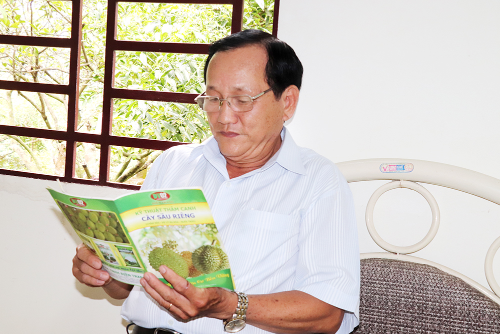 Ông Trần Đình Vân thường xuyên đọc sách để học hỏi thêm kiến thức, phục vụ cuộc sống và công việc. Ảnh: H.Yến