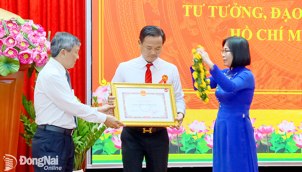 Phó bí thư thường trực Tỉnh ủy Hồ Thanh Sơn và Phó chủ tịch UBND tỉnh Nguyễn Thị Hoàng trao khen thưởng cho Đảng bộ xã Trung Hòa, H.Trảng Bom đạt thành tích xuất sắc trong thực hiện Chỉ thị 05-CT/TW năm 2022