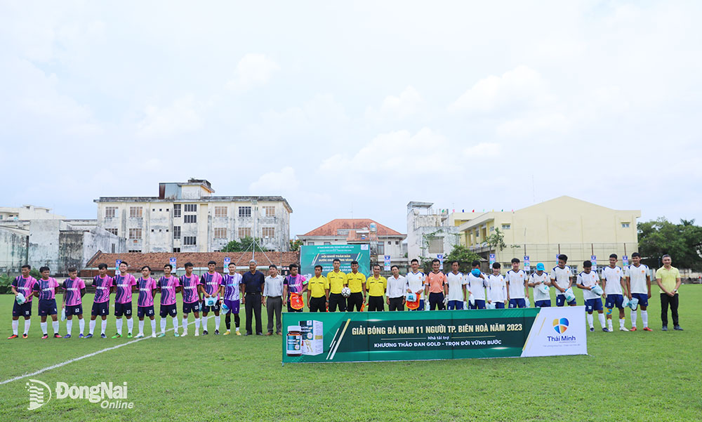 Ban tổ chức, đại diện nhà tài trợ chụp hình lưu niệm với hai đội bóng thi đấu trận khai mạc