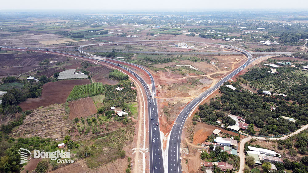 Sau hơn 2 năm xây dựng, Đường cao tốc Phan Thiết - Dầu Giây, dự án trọng điểm quốc gia đã được khánh thành và đưa vào khai thác tuyến chính cuối tháng 4-2023. Ảnh: P.Tùng