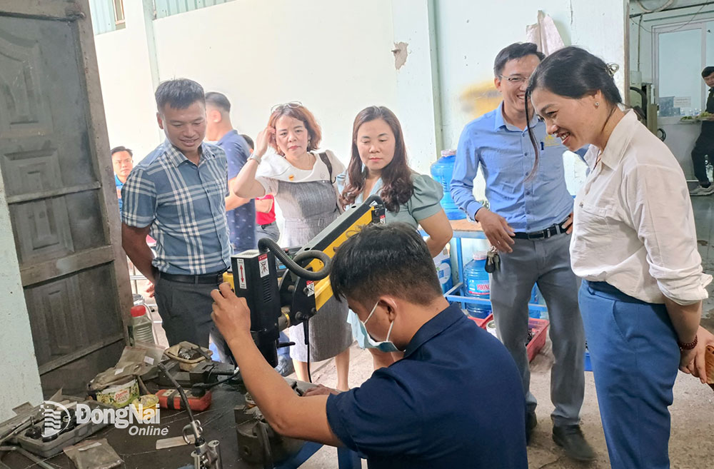 CLB  Doanh nhân Lam Hồng tại Đồng Nai tham quan xưởng sản xuất của hội viên để tìm cơ hội hợp tác. Ảnh: V.Thế