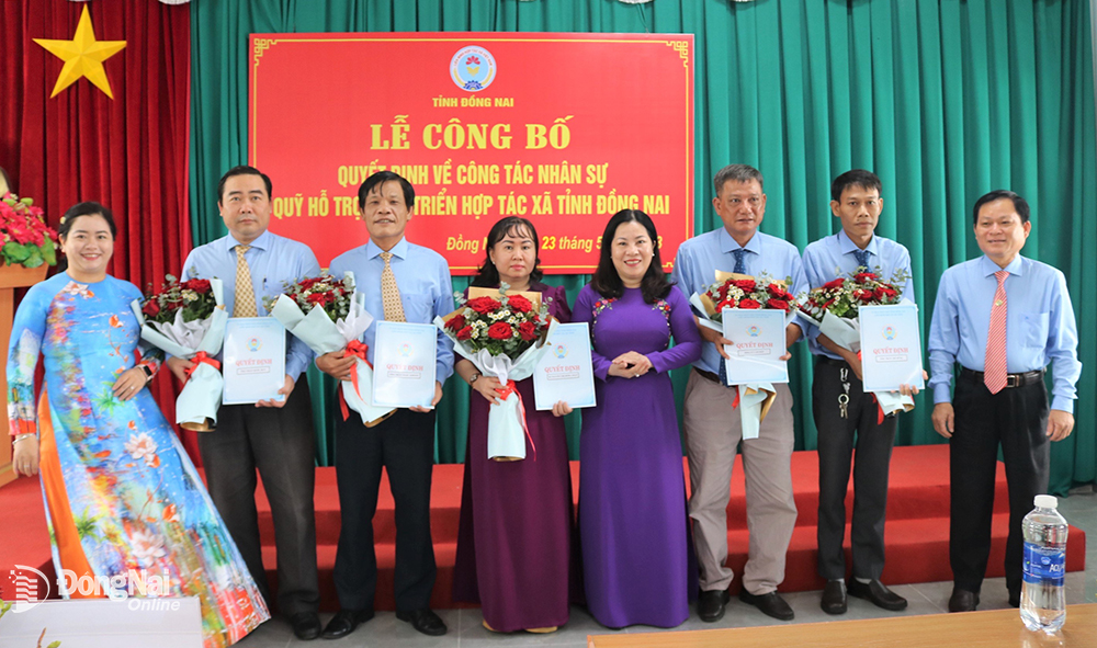  Lãnh đạo Liên minh HTX Đồng Nai trao quyết định bổ nhiệm cho ông Trần Quốc Huy (thứ 2 từ trái qua) và các cán bộ thuộc Quỹ Hỗ trợ phát triển HTX tỉnh