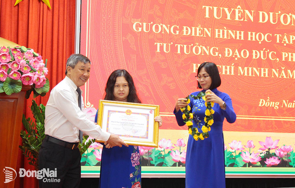  Phó bí thư thường trực Tỉnh ủy Hồ Thanh Sơn và Phó chủ tịch UBND tỉnh Nguyễn Thị Hoàng trao bằng khen cho các tập thể, cá nhân đạt thành tích xuất sắc trong học tập và làm theo Bác