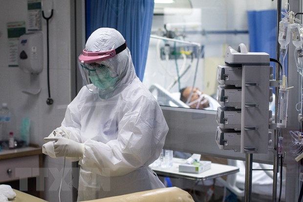 Nhân viên y tế điều trị cho bệnh nhân COVID-19 tại bệnh viện ở Bangkok, Thái Lan. Nguồn: AFP/TTXVN