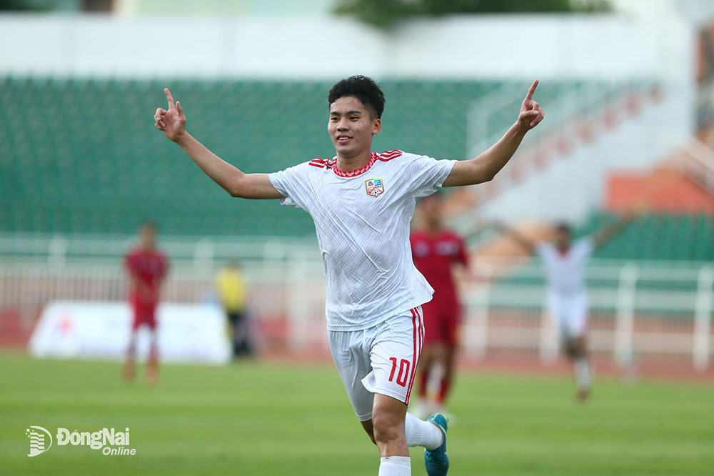 Cầu thủ Cao Quốc Khánh ăn mừng sau khi ghi bàn cân bằng tỷ số 2-2 cho đội nhà