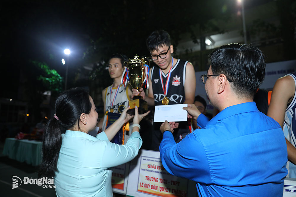 Ban tổ chức trao cúp vô địch cho đội Trường THPT Lê Quý Đôn (Quyết Thắng)
