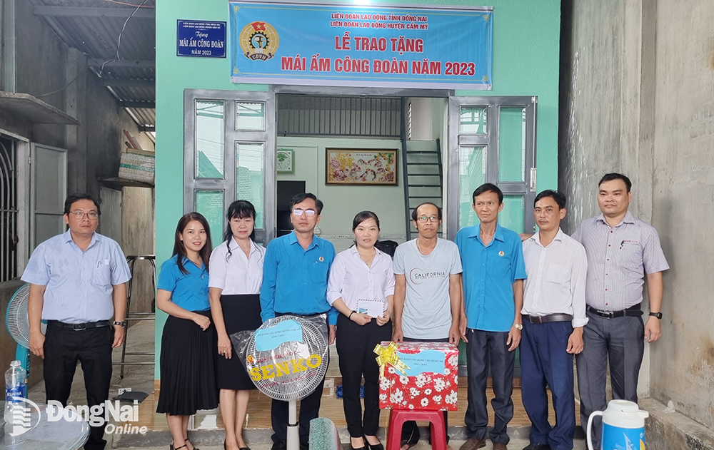 Liên đoàn Lao động tỉnh, huyện và chính quyền địa phương bàn giao Mái ấm Công đoàn cho đoàn viên Lê Thị Phượng