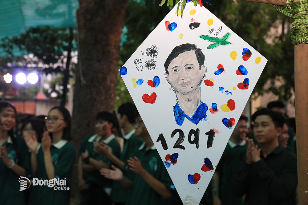 Bức họa giáo viên chủ nhiệm lớp 12A1 Trường THPT Nguyễn Trãi được các em học sinh vẽ như lời cảm ơn của các em dành cho thầy
