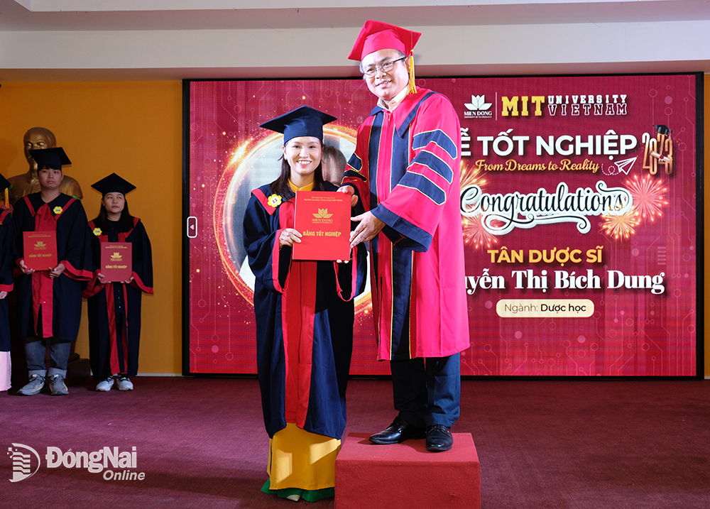PGS-TS Phạm Văn Song, Hiệu trưởng Trường đại học Công nghệ Miền Đông trao bằng tốt nghiệp cho sinh viên hệ chính quy năm 2023