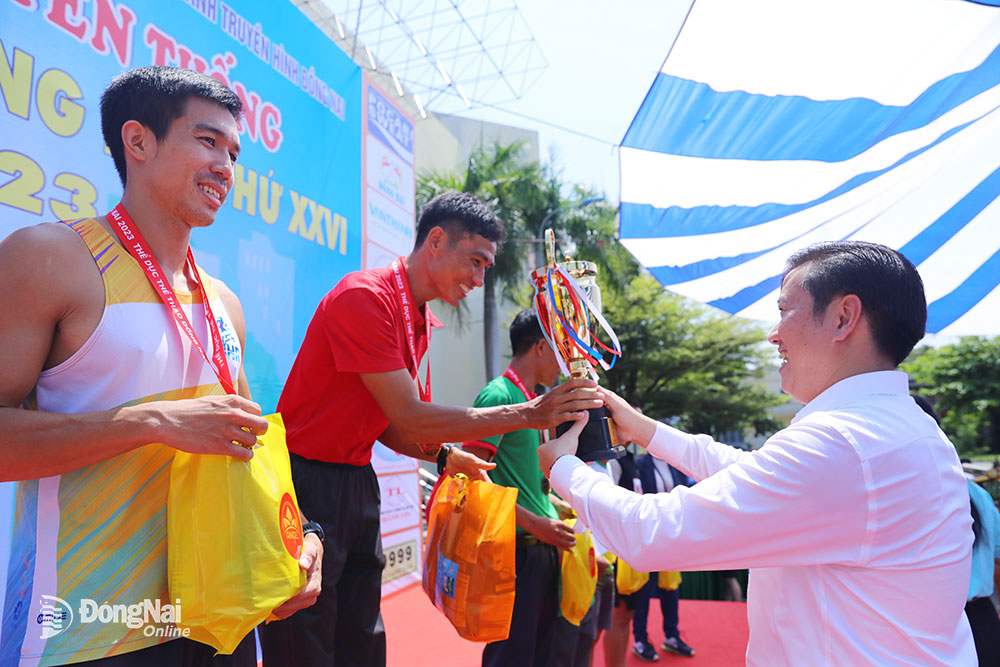 Phó giám đốc Sở VH-TTDL Bùi Thanh Nam trao cúp cho VĐV Nguyễn Ngọc Quý