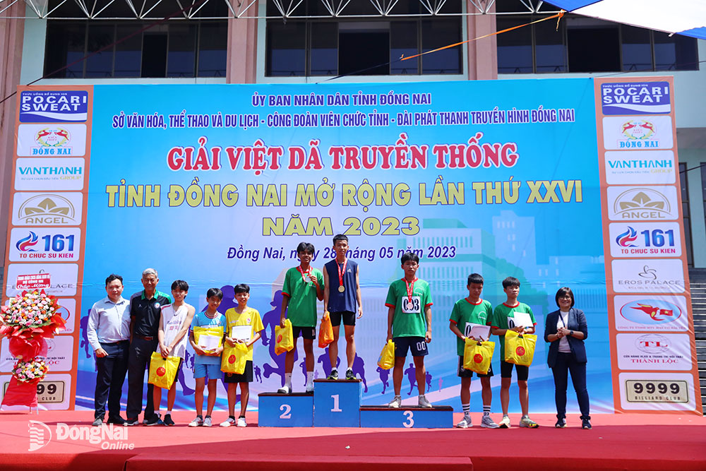 Ban tổ chức trao giải cho các VĐV giành thứ hạng cao cự ly 5km nam thiếu niên trong tỉnh